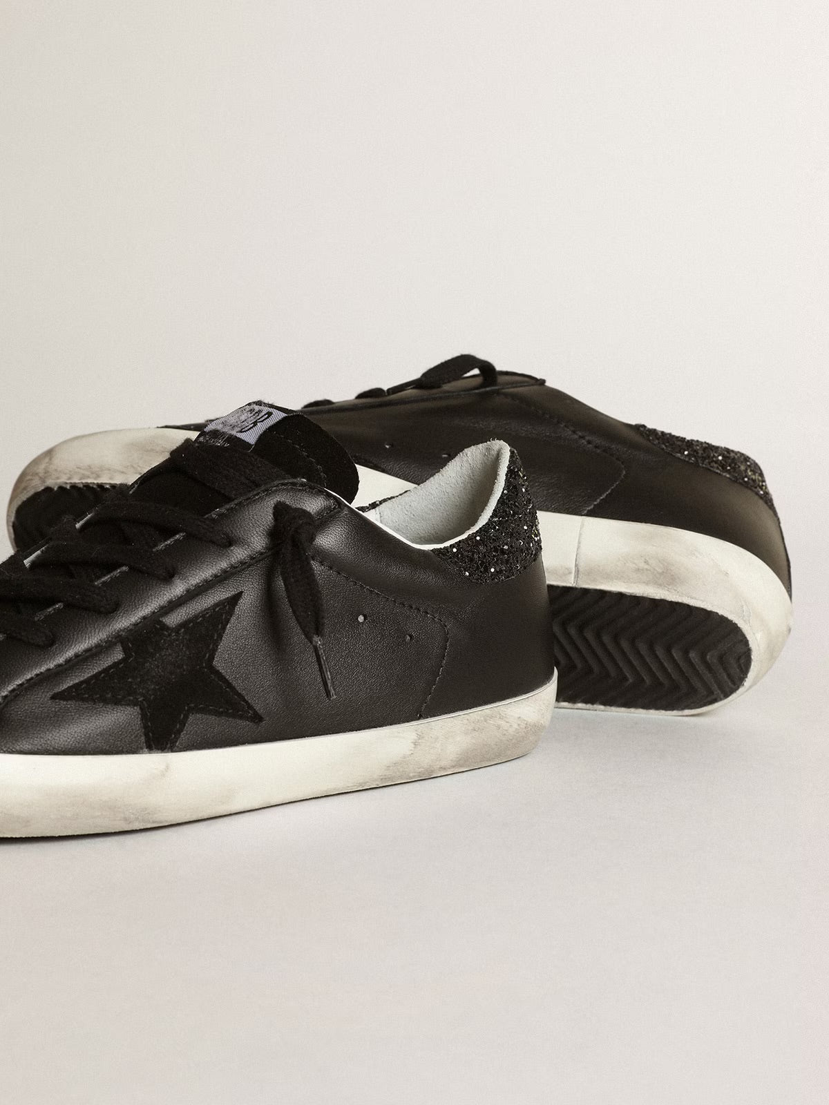 Super-Star en nappa noir avec étoile noire et contrefort pailleté